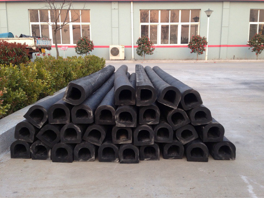 Solid Black D-shaped Rubber Fenders Doskonała odporność na warunki pogodowe Standardowy pakiet przez Rubber Fender