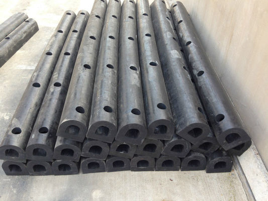 Ciężkie urządzenia D Gumowe płaszcze ochronne dla statków morskich Instalacja śrubkowana Wchłaniająca energię uderzeniową