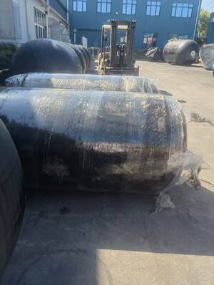 Fendry wypełnione pianą poliuretanową i gumową zaprojektowane w celu uniknięcia kolizji i zwiększonej ochrony przed uderzeniem