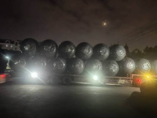 Ochraniacz morski z pianki poliuretanowej PU, charakteryzujący się doskonałą elastycznością i odpornością na obciążenia środowiska morskiego