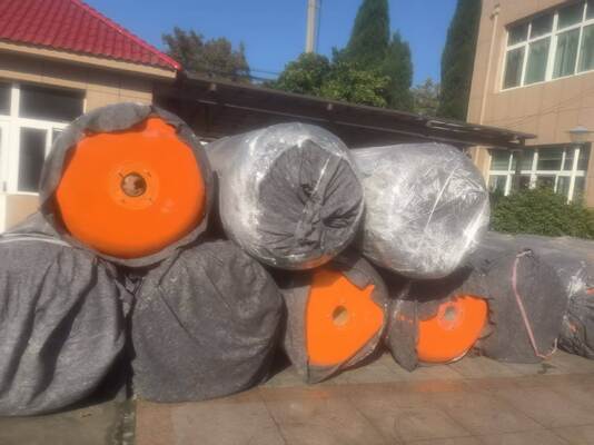 Ochraniacz morski z pianki poliuretanowej PU, charakteryzujący się doskonałą elastycznością i odpornością na obciążenia środowiska morskiego