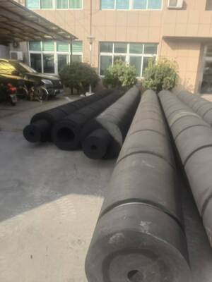 Niskie w utrzymaniu błotniki rolkowe holownicze Wysokość 200 mm 450 mm Zaprojektowane w celu zmniejszenia kosztów konserwacji i zwiększenia bezpieczeństwa holowników